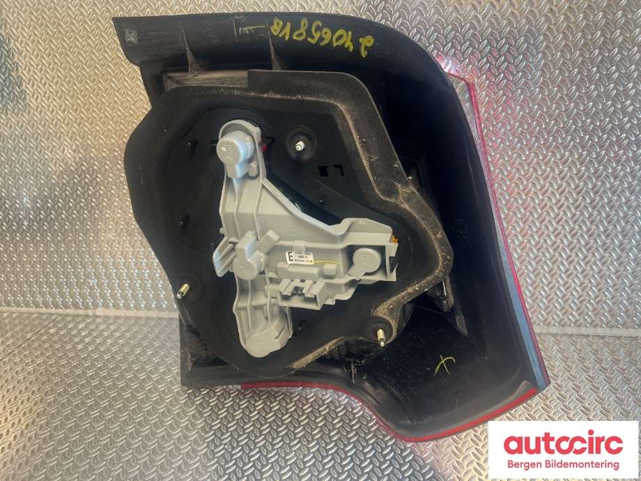 Baklykt venstre til Toyota Corolla 2002-2007  (TOYOTA|8156102300|)