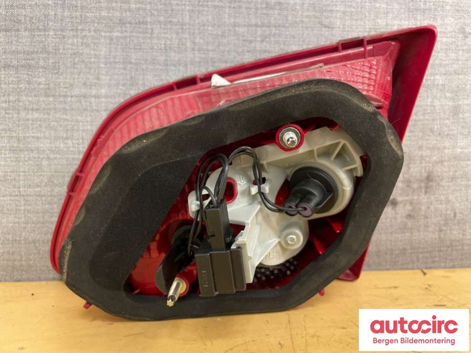 Baklykt venstre indre til VW Passat 2011-2015 (B7) (B7) (VOLKSWAGEN|3AE 945 093 J|)