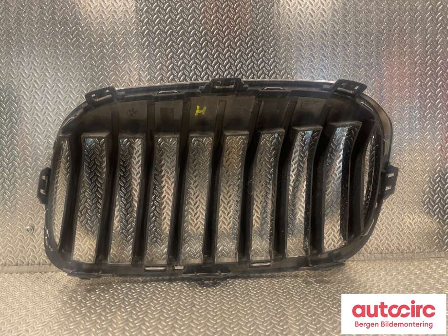 Grill høyre til BMW 2-Serie 2014-2021 (F22/F23) (F22/F23) (BMW 225XE IPERFORMANCE|51 13 5 A3C E54|)