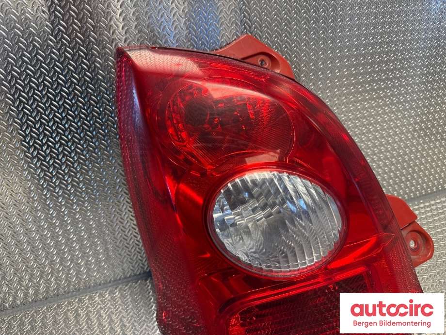 Baklykt venstre til Suzuki Alto 2010-2016  (SUZUKI|35671M68K10|)