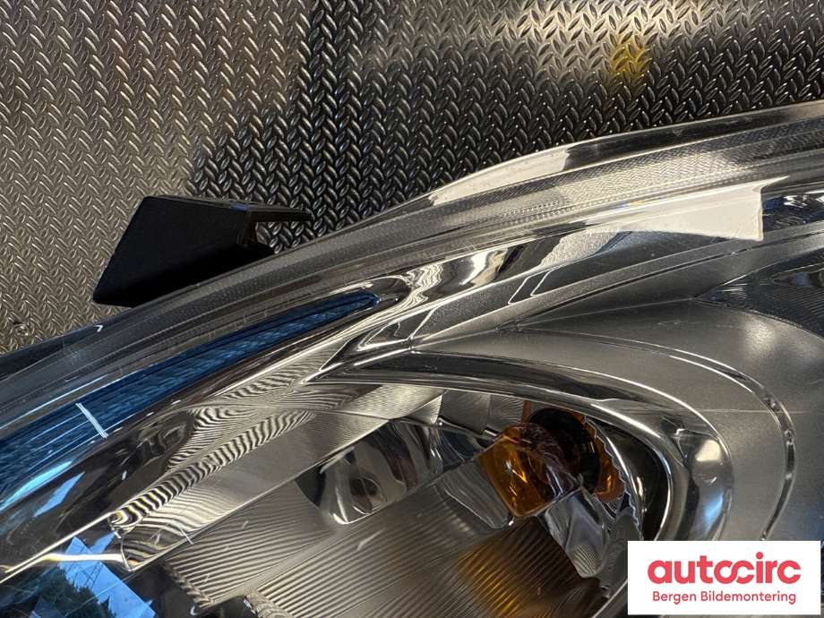 Frontlykt venstre halogen til Nissan NV200 2010-2019  (NISSAN|260604FA0A|)