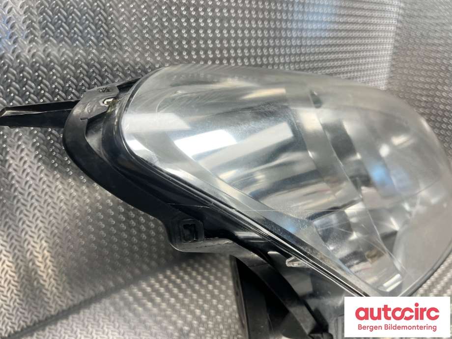 Frontlykt høyre halogen til Peugeot Partner 2008-2015 (Type II, Fase 1) (PEUGEOT|96 772 023 80|)