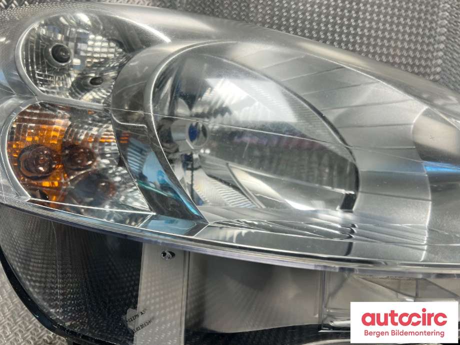 Frontlykt høyre halogen til Peugeot Partner 2008-2015 (Type II, Fase 1) (PEUGEOT|96 772 023 80|)