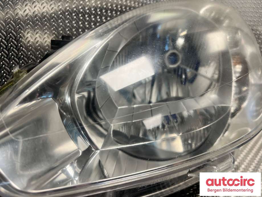 Frontlykt venstre halogen til Peugeot Partner 2008-2015 (Type II, Fase 1)  (PEUGEOT|96 772 024 80|)
