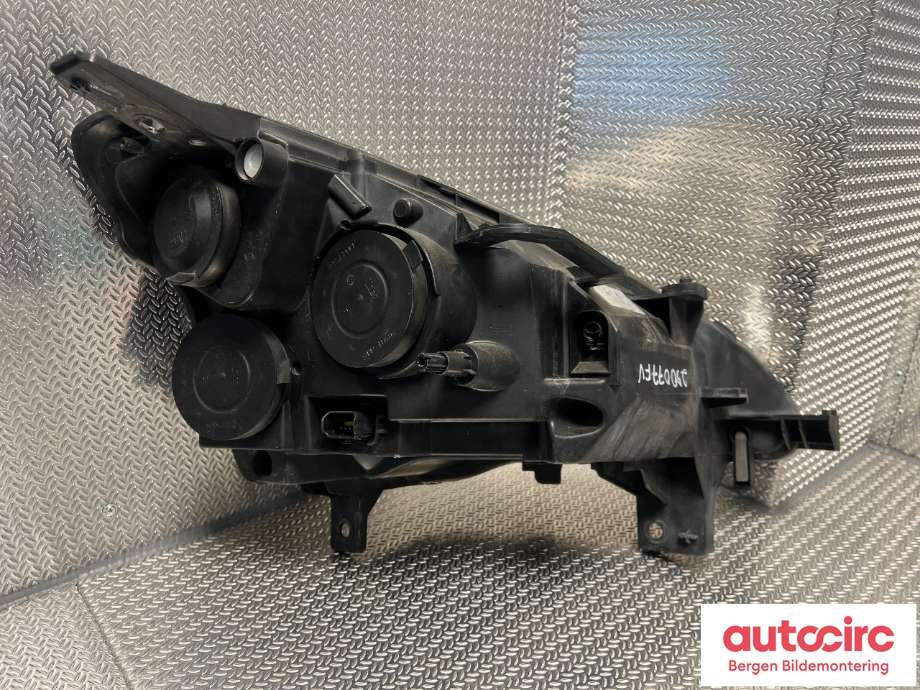 Frontlykt venstre halogen til Peugeot Partner 2008-2015 (Type II, Fase 1)  (PEUGEOT|96 772 024 80|)