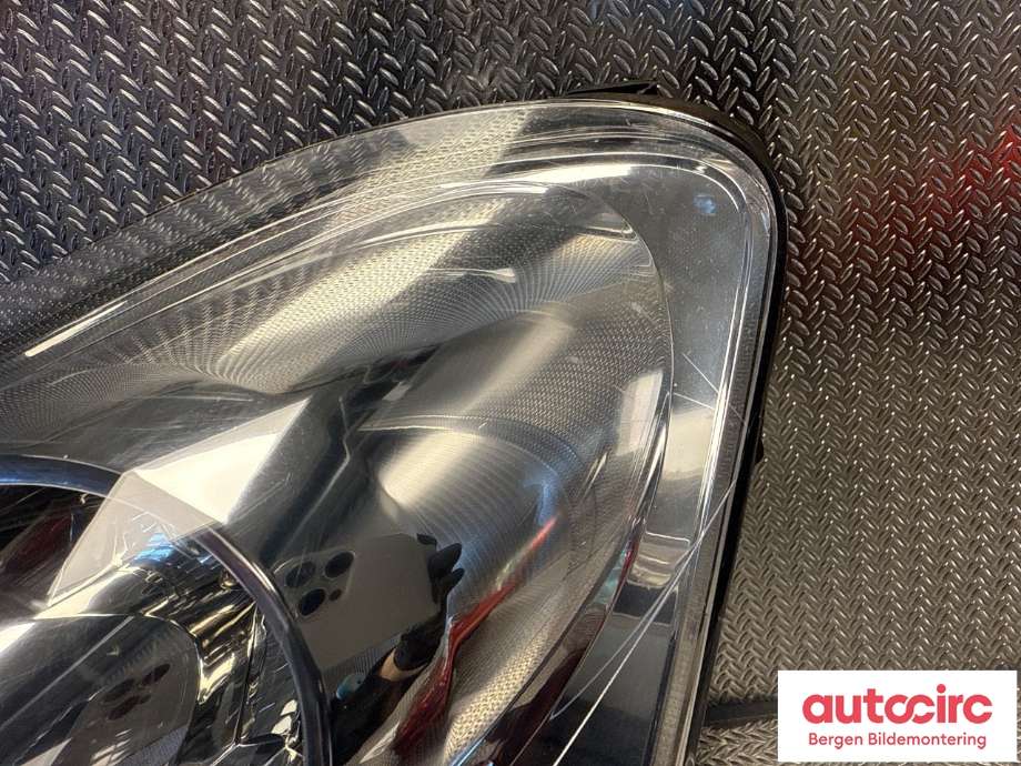 Frontlykt venstre halogen til Peugeot Partner 2008-2015 (Type II, Fase 1)  (PEUGEOT|96 772 024 80|)