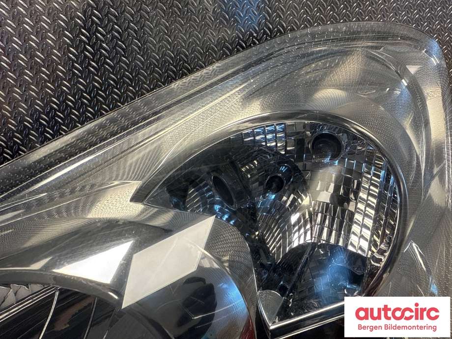 Frontlykt venstre halogen til Peugeot Partner 2008-2015 (Type II, Fase 1)  (PEUGEOT|96 772 024 80|)
