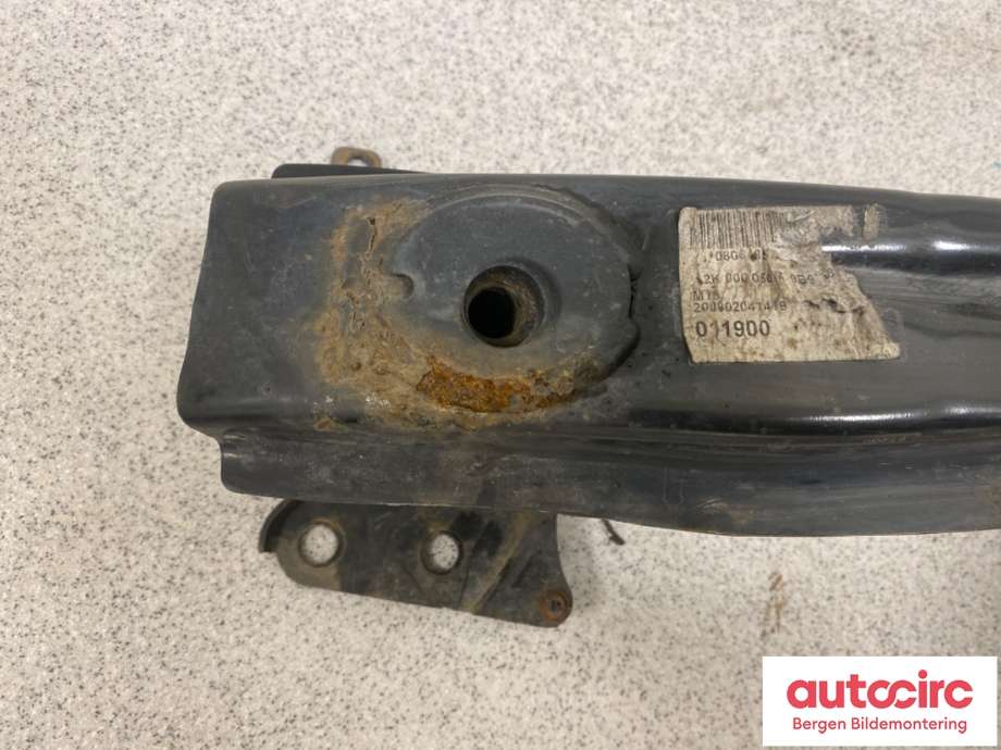 Støtfangerforsterkning foran til VW Caddy 2004-2010 (Type III, Fase 1)  (VOLKSWAGEN|1T0 807 109 B|)