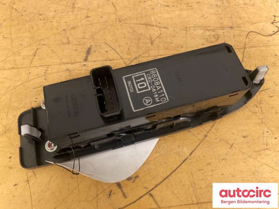 Bryter ruteheis til Mitsubishi Pajero 2007-2016 (Type IV, Fase 1) (MITSUBISHI|8608A110|)