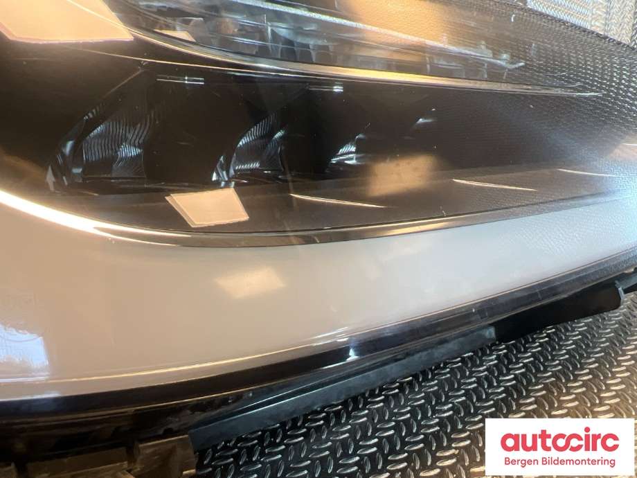 Frontlykt høyre halogen til Tesla Model X 2016-->>  (TESLA|1034317-00-B|1034317-99-B|)