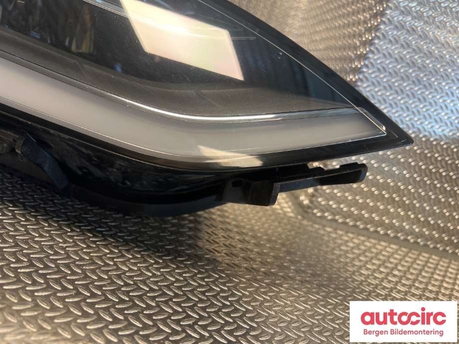 Frontlykt høyre halogen til Tesla Model X 2016-->>  (TESLA|1034317-00-B|1034317-99-B|)