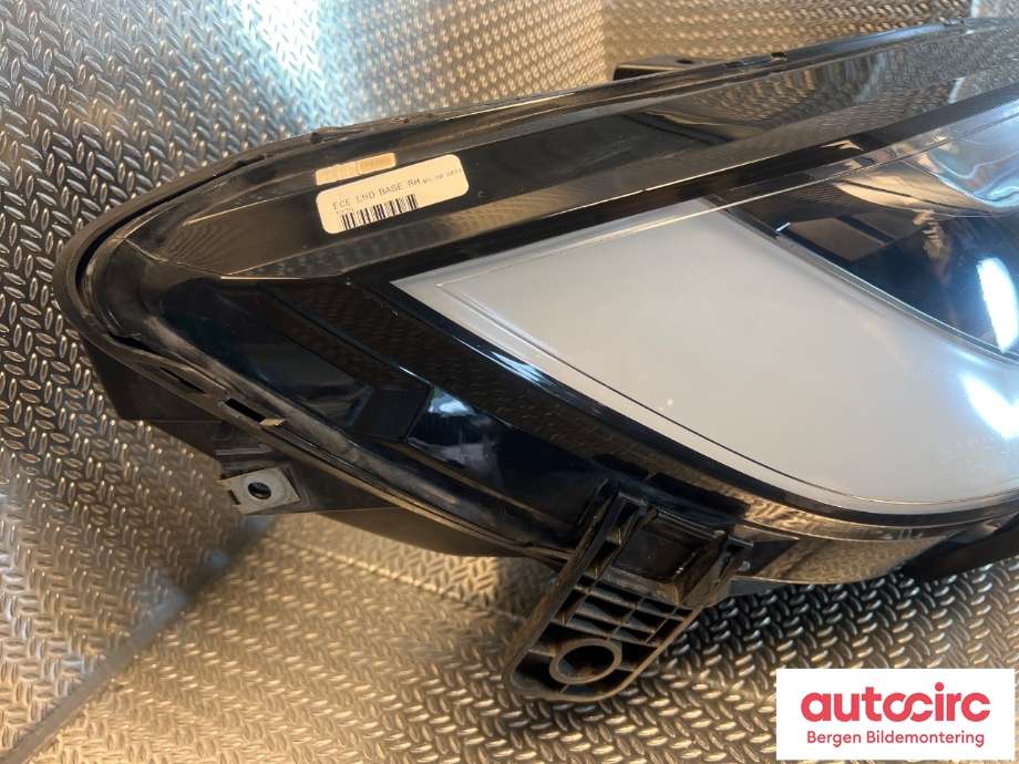 Frontlykt høyre halogen til Tesla Model X 2016-->>  (TESLA|1034317-00-B|1034317-99-B|)