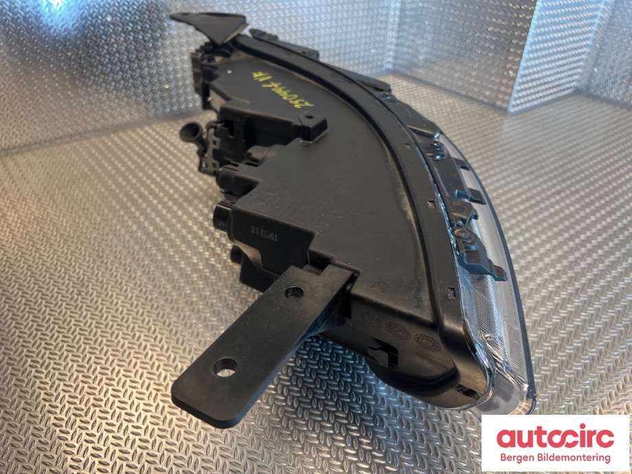 Frontlykt venstre halogen til Kia e-Soul 2019-->> (Type III) (KIA|92101J 2020|)