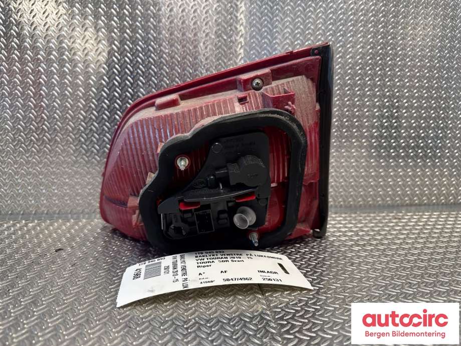 Baklykt venstre indre til VW Touran 2010-2015 (Type I, Fase 3)  (VOLKSWAGEN|1T0 945 093|)