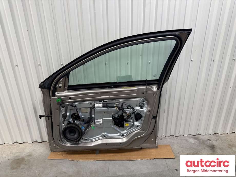 Dør høyre foran til Volvo V70 2007-2013 (Type III, Fase 1) (VOLVO|31335589|)