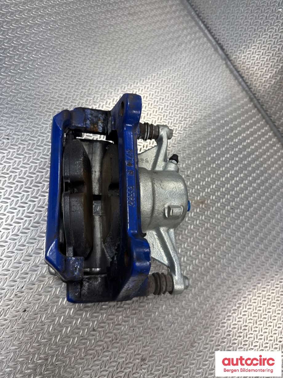 Bremsecaliper venstre foran til VW Passat 2015-2019 (Fase 1) (B8) (B8) (VOLKSWAGEN|3Q0 615 423 B|)