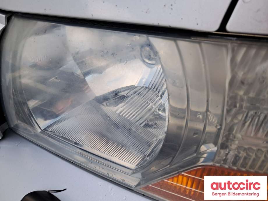 Frontlykt venstre halogen til Mitsubishi Pajero 2000-2006 (Type III)  (MITSUBISHI|MN133751|)