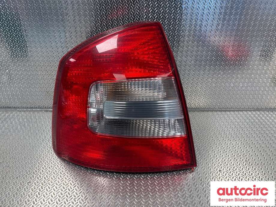 Baklykt venstre til Škoda Octavia 2009-2013 (Type II, Fase 2) (SKODA|1Z5 945 111 B|)