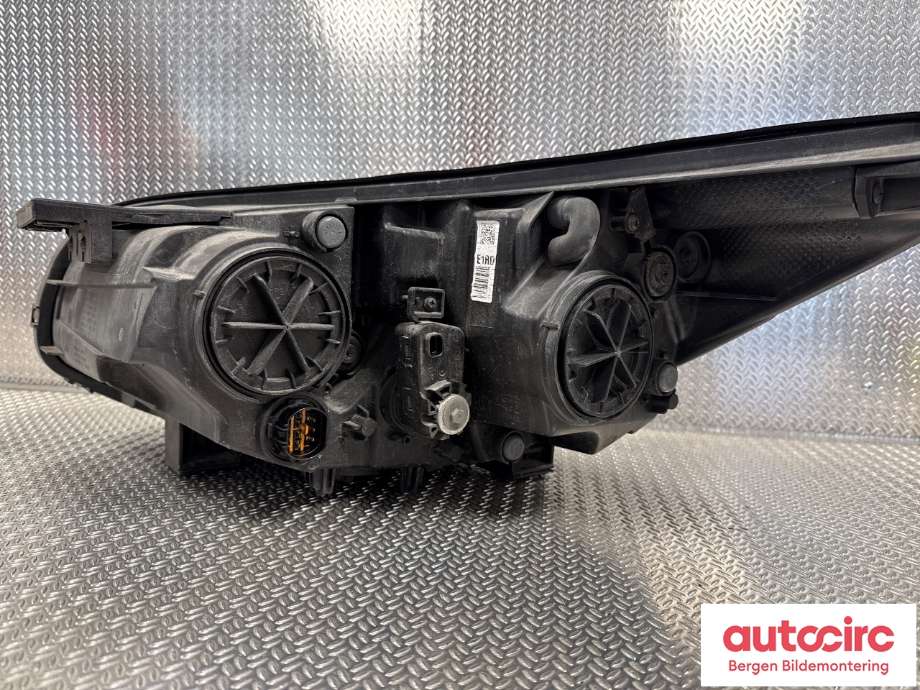 Frontlykt høyre halogen til Kia Soul 2014-2019 (Type II)  (KIA|92102E 40101D|)
