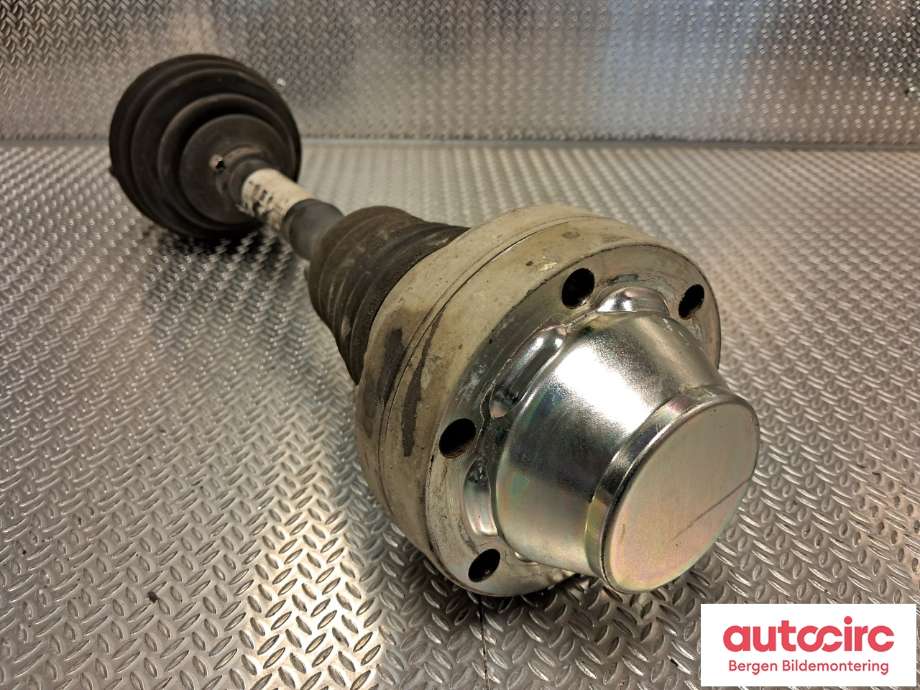 Drivaksel venstre foran til VW Amarok 2010-2016 (Type I, Fase 1)  (VOLKSWAGEN|2H0 407 271 D|)