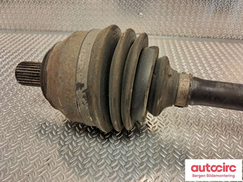 Drivaksel venstre foran til VW Amarok 2010-2016 (Type I, Fase 1)  (VOLKSWAGEN|2H0 407 271 D|)