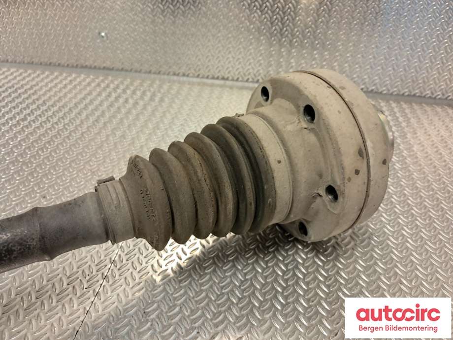 Drivaksel venstre foran til VW Amarok 2010-2016 (Type I, Fase 1)  (VOLKSWAGEN|2H0 407 271 D|)