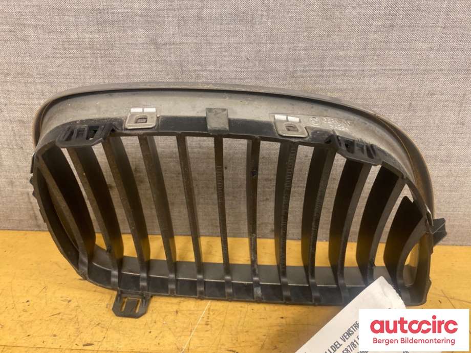 Grill venstre til BMW 1-Serie 2004-2011 (E81/E82/E87/E88) (E81/E82/E87/E88) (BMW|51 13 7 077 129|)