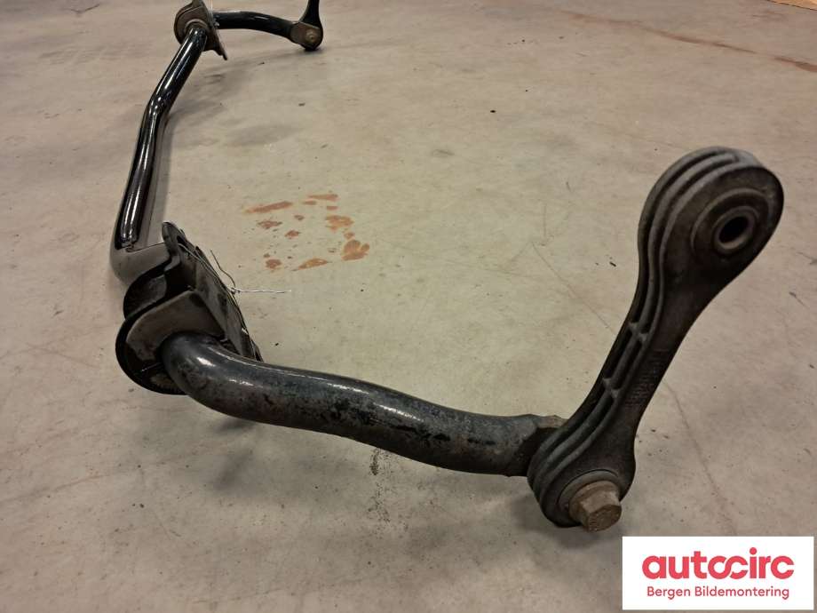 Stabilisatorstag foran til VW Amarok 2010-2016 (Type I, Fase 1)  (VOLKSWAGEN|2H0 411 305 D|)