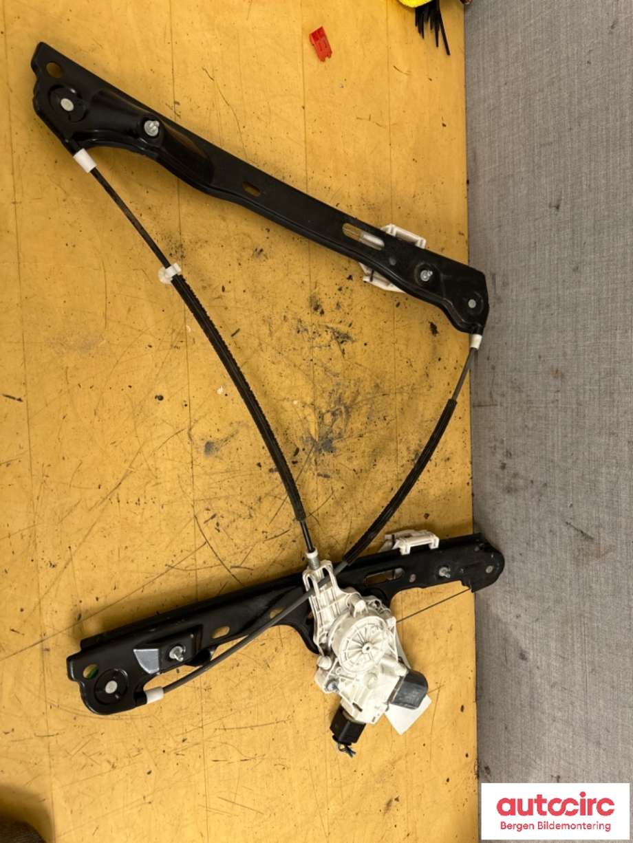 Ruteheis høyre til BMW 1-Serie 2004-2011 (E81/E82/E87/E88) (E81/E82/E87/E88) (BMW|51 33 7 138 466|7 067 796 S)