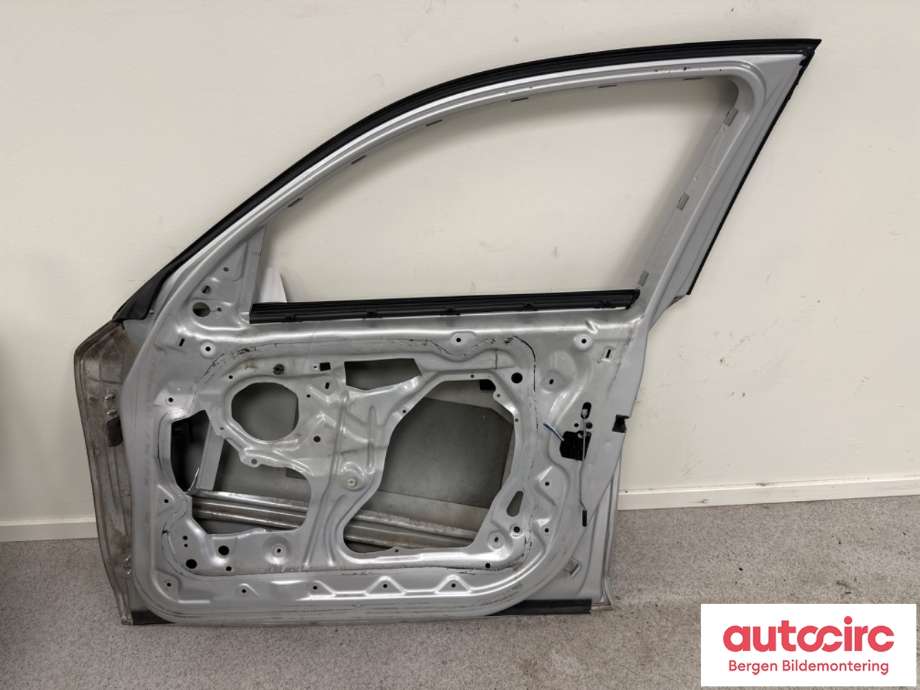 Dør høyre foran til BMW 1-Serie 2004-2011 (E81/E82/E87/E88) (E81/E82/E87/E88) (BMW|41 51 5 A2A 382|)