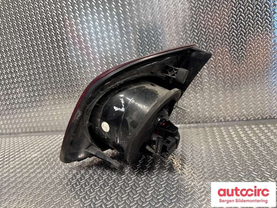 Baklykt venstre indre til VW Golf, Plus/Cross 2009-2013 (Fase 2)  (VOLKSWAGEN|5M0 945 093 M|)