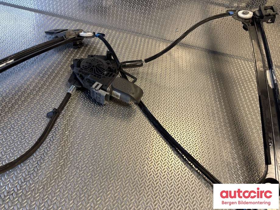 Ruteheis til Tesla Model X 2016-->>  (TESLA|1028818-90-C|)