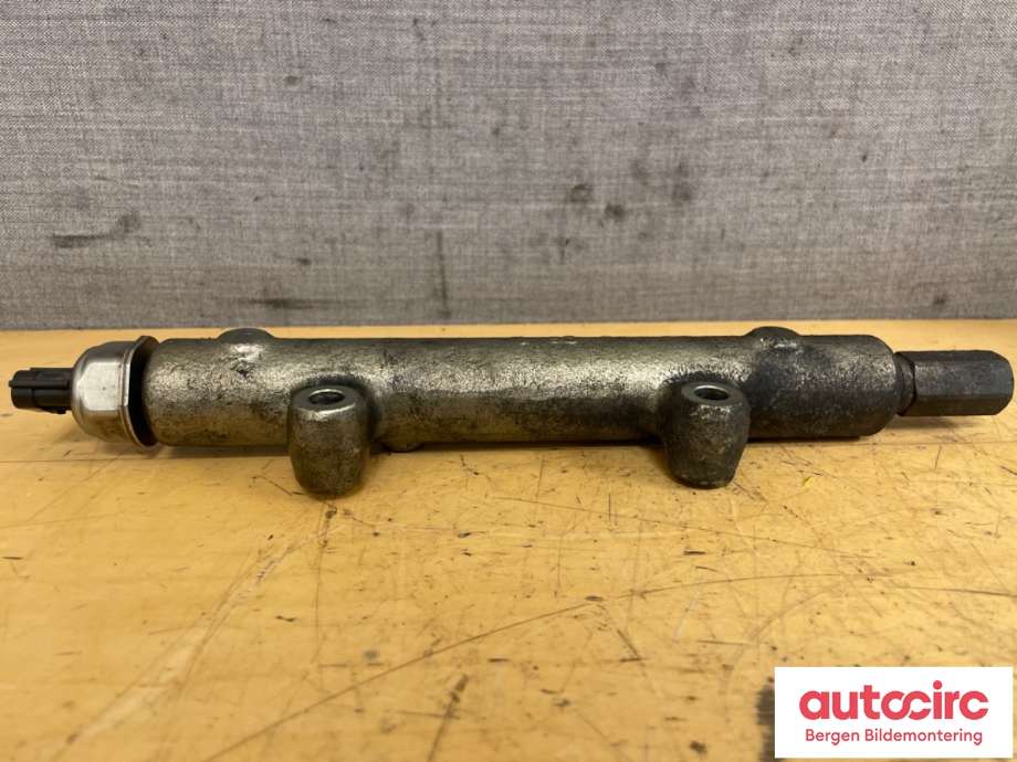 Dyseskinne (fuelrail) til Mitsubishi Pajero 2007-2016 (Type IV, Fase 1)  (MITSUBISHI|1465A034|11J31811)