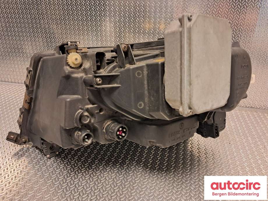 Frontlykt høyre halogen til Audi A8 1995-2002 (Type I) (AUDI|4D0941004D|1305235231|)
