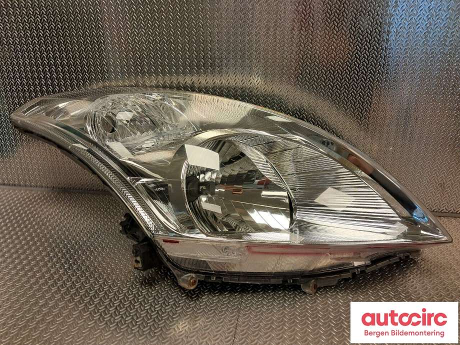Frontlykt høyre halogen til Suzuki Swift 2011-2017 (SUZUKI|35120-68L00|)
