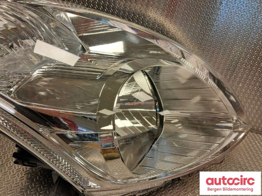 Frontlykt høyre halogen til Suzuki Swift 2011-2017 (SUZUKI|35120-68L00|)