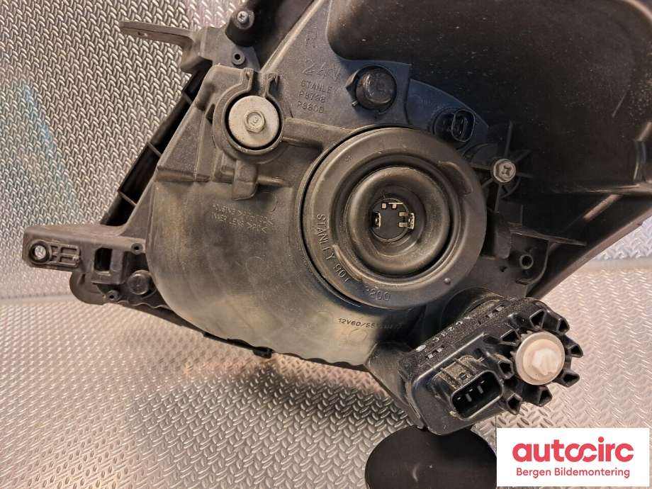 Frontlykt høyre halogen til Suzuki Swift 2011-2017 (SUZUKI|35120-68L00|)