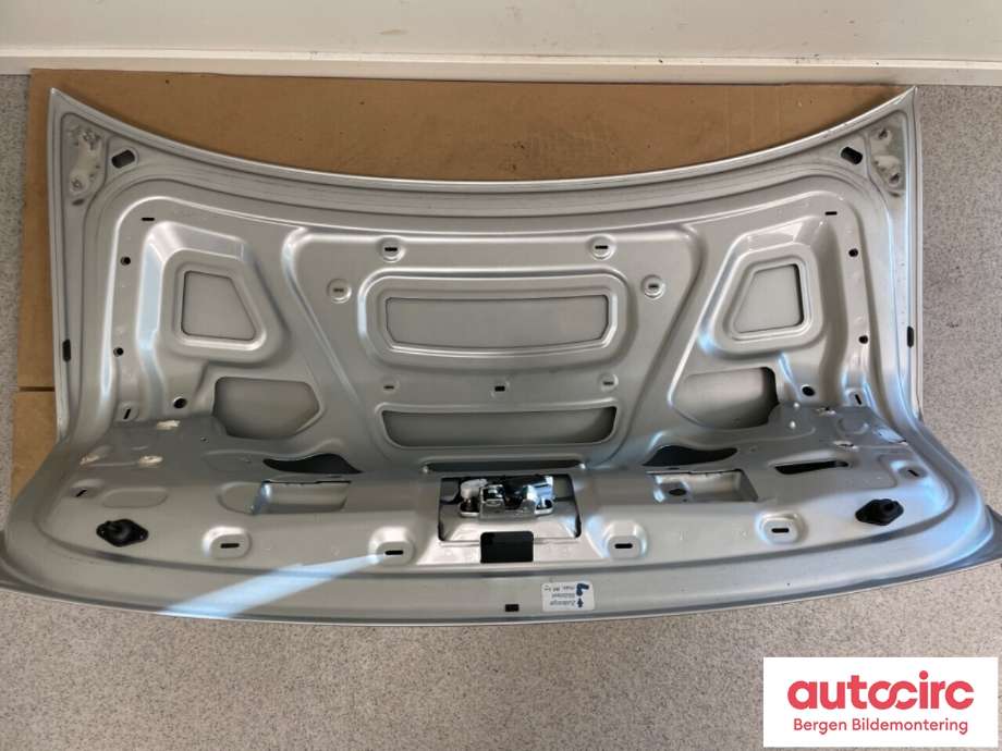 Bakluke sedan til Audi A8 2003-2010 (Type II) (AUDI|4E0 827 023 A|)