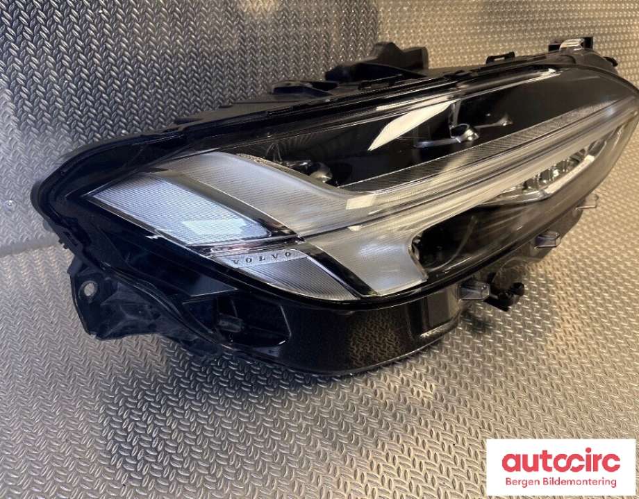 Frontlykt høyre halogen til Volvo V90 / V90 CC / S90 2016-->>  (VOLVO|31655741|32420510|)