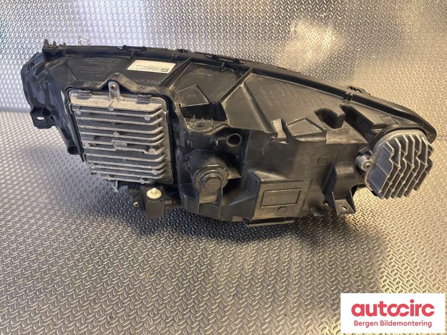 Frontlykt høyre halogen til Volvo V90 / V90 CC / S90 2016-->>  (VOLVO|31655741|32420510|)