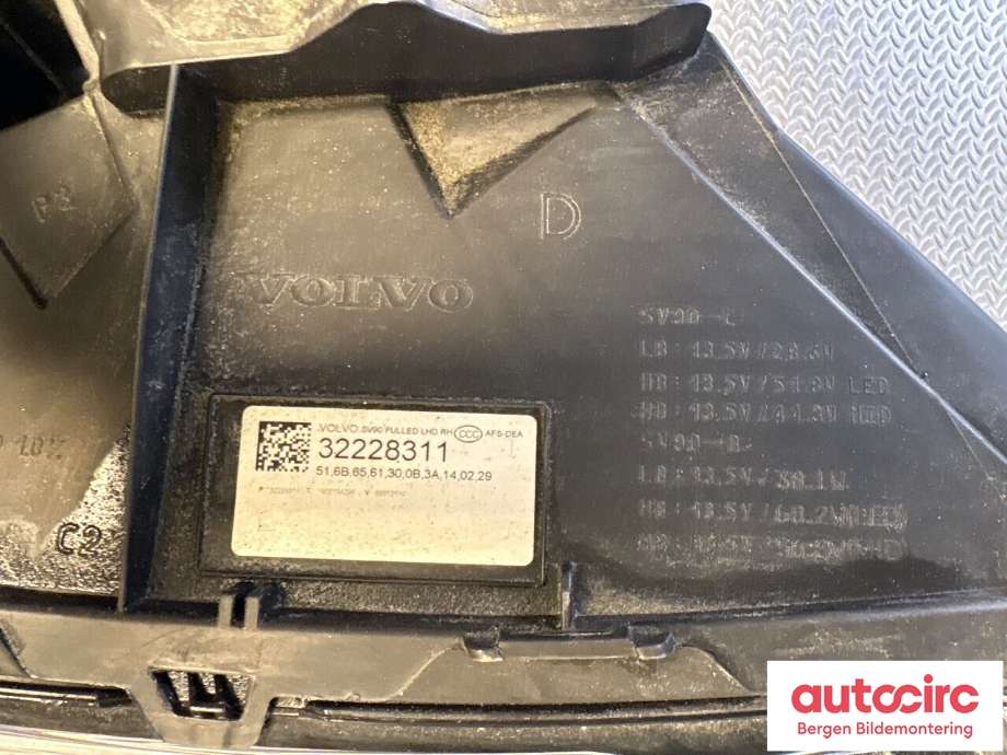 Frontlykt høyre halogen til Volvo V90 / V90 CC / S90 2016-->>  (VOLVO|31655741|32420510|)