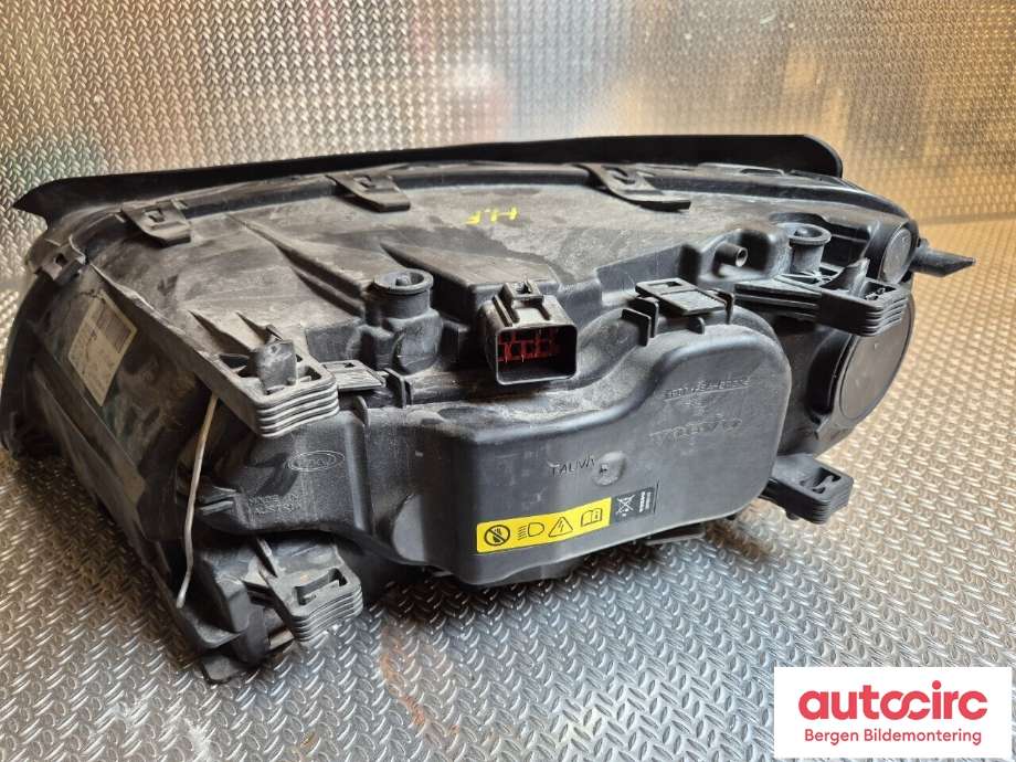 Frontlykt høyre halogen til Volvo V70 2007-2013 (Type III, Fase 1)  (VOLVO|31214416|)