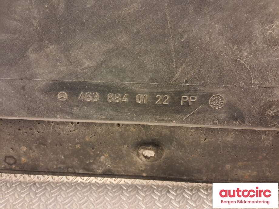 Skjerm locari venstre foran til Mercedes G-Wagen 1990-->> (W463) (W463) (MERCEDES|A 463 884 13 22|)