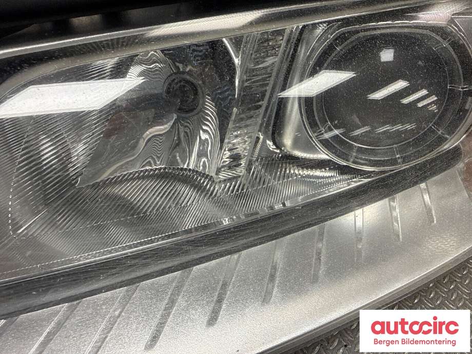 Frontlykt venstre halogen til Volvo V70 2007-2013 (Type III, Fase 1)  (VOLVO|31353538|)