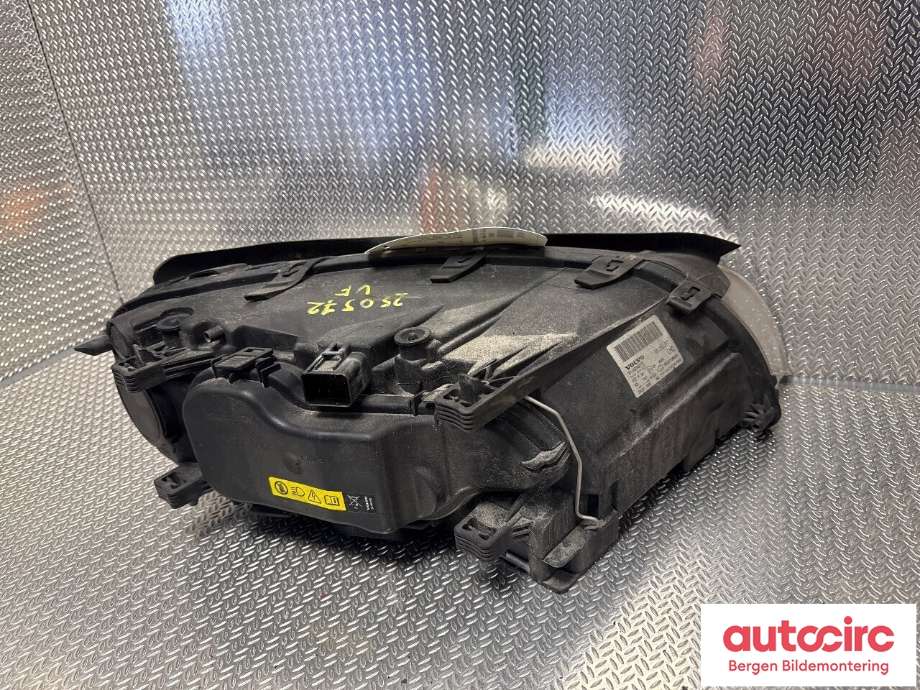 Frontlykt venstre halogen til Volvo V70 2007-2013 (Type III, Fase 1)  (VOLVO|31353538|)