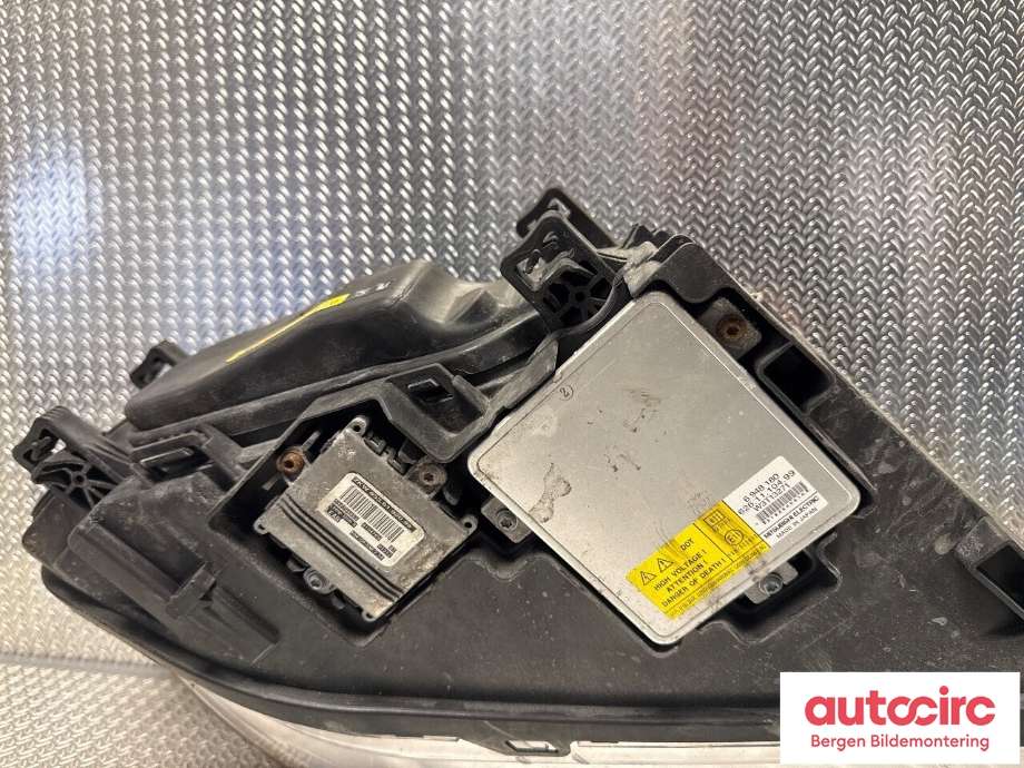 Frontlykt venstre halogen til Volvo V70 2007-2013 (Type III, Fase 1)  (VOLVO|31353538|)