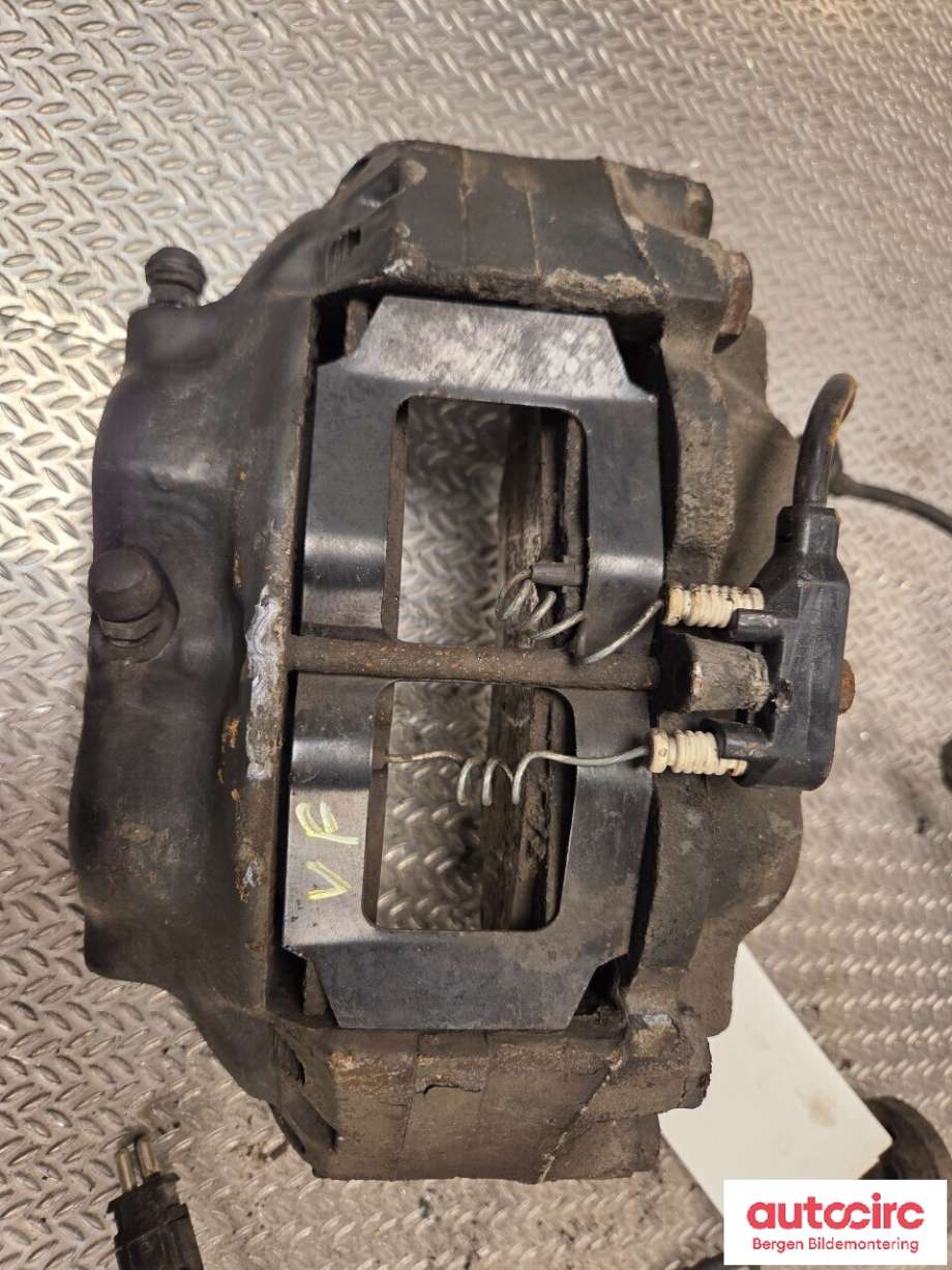 Bremsecaliper venstre foran til Mercedes G-Wagen 1990-->> (W463) (W463) (MERCEDES|A 004 420 69 83|)