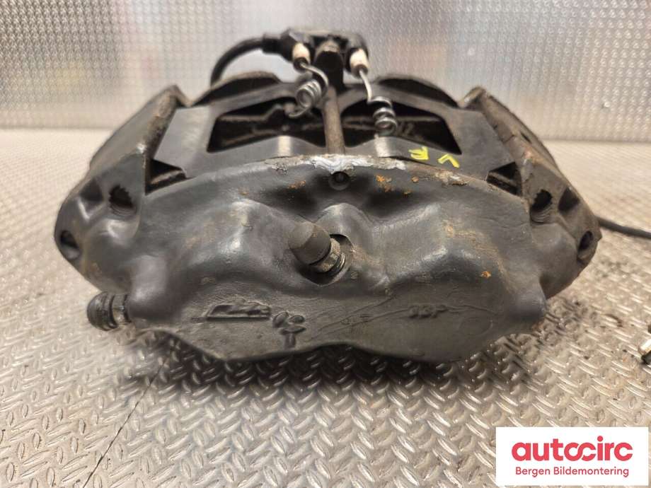 Bremsecaliper venstre foran til Mercedes G-Wagen 1990-->> (W463) (W463) (MERCEDES|A 004 420 69 83|)