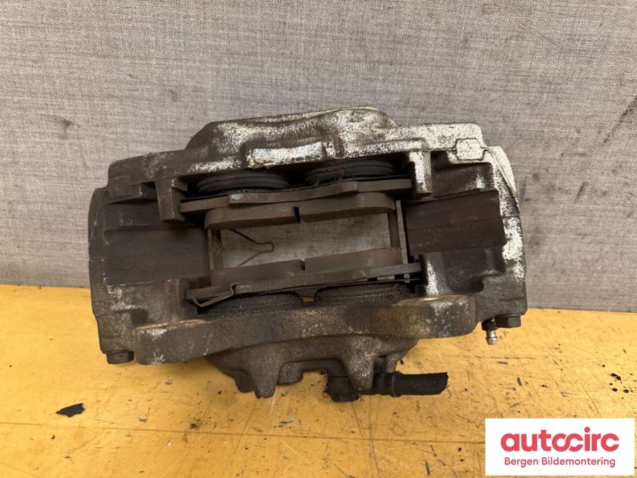 Bremsecaliper høyre foran til Mitsubishi Pajero 2007-2016 (Type IV, Fase 1)  (MITSUBISHI|4605B706|)