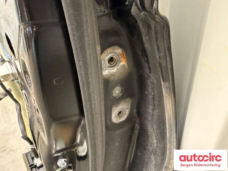 Dør venstre foran til Toyota Yaris 2012-2014 (Type III, Fase 1)  (TOYOTA|670020D500|670020D230|)
